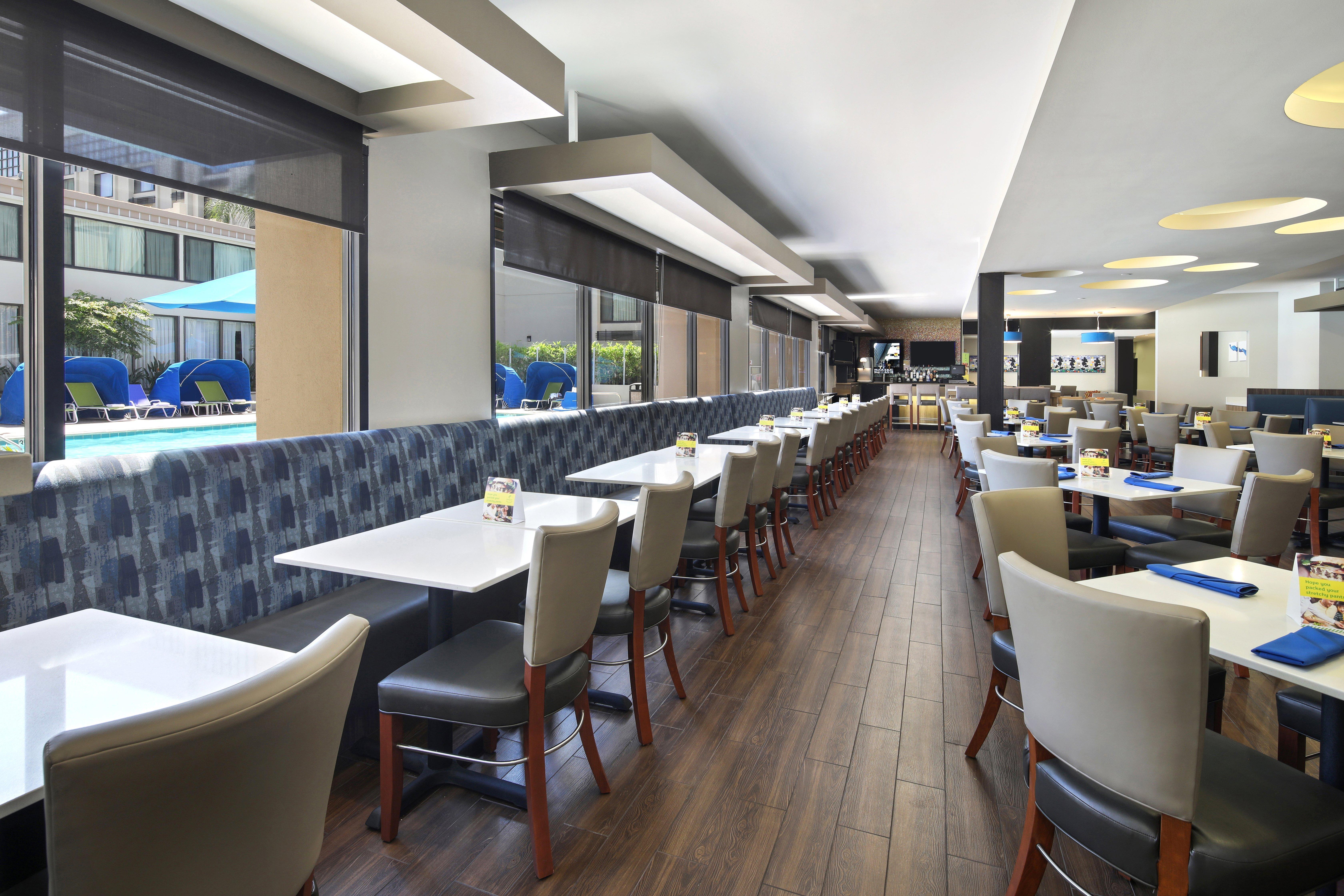 Holiday Inn Hotel & Suites Anaheim By Ihg Bagian luar foto