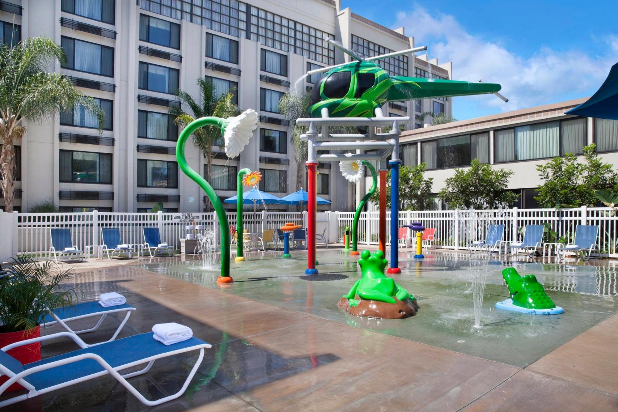Holiday Inn Hotel & Suites Anaheim By Ihg Bagian luar foto